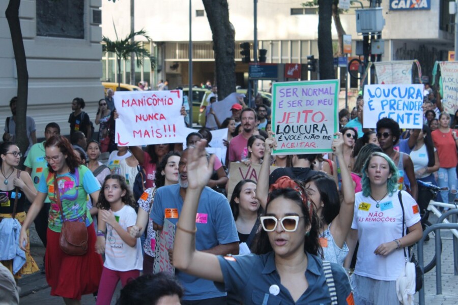 manicomio-nunca-mais-ato-pelo-dia-da-luta-antimanicomial-toma-conta-do-centro-do-rio