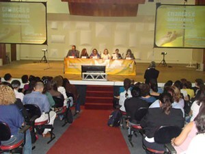 1-mesa-debate-impasses-do-acompanhamento-de-criancas-e-adolescentes-no-judiciario02-300x225.jpg